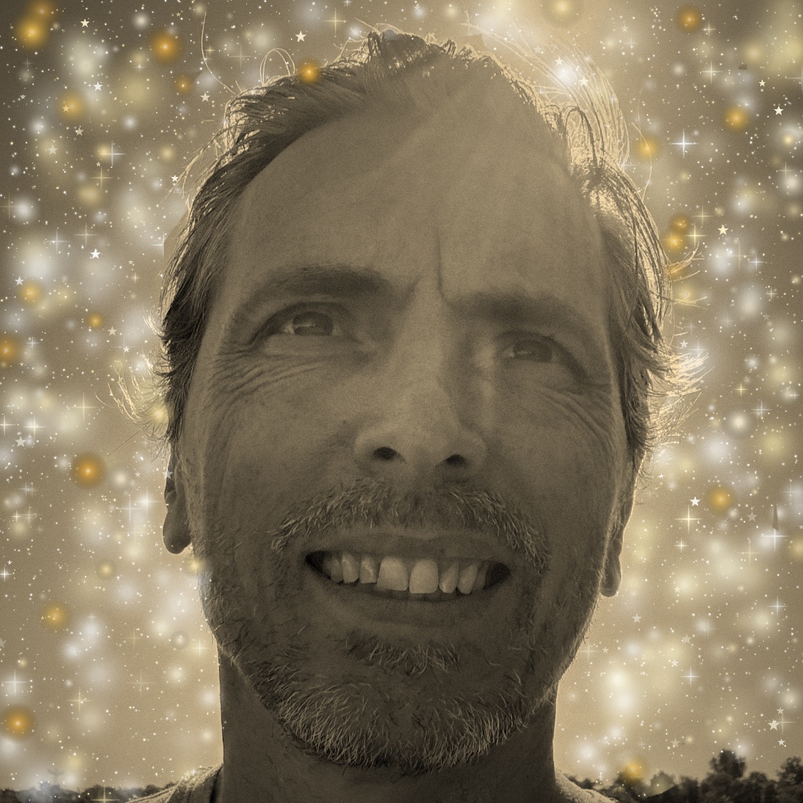 Profielfoto met een warme gouden tint, fonkelende sterren en gouden lichtpuntjes