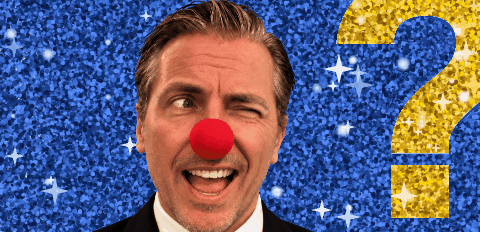 Portret met rode clownsneus, blauwe glitters en een gouden vraagteken